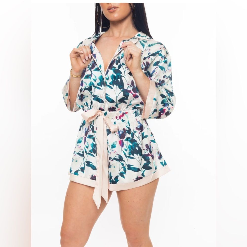 🦋 L’Atiste Silky Satin Floral 3/4 Sleeve Romper Size M (AA2)
